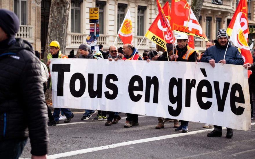 Francia la lotta e la rivolta non si arresta – la riforma di Macron e il suo governo devono cadere! Verso la nuova giornata di lotta del 6 aprile – info