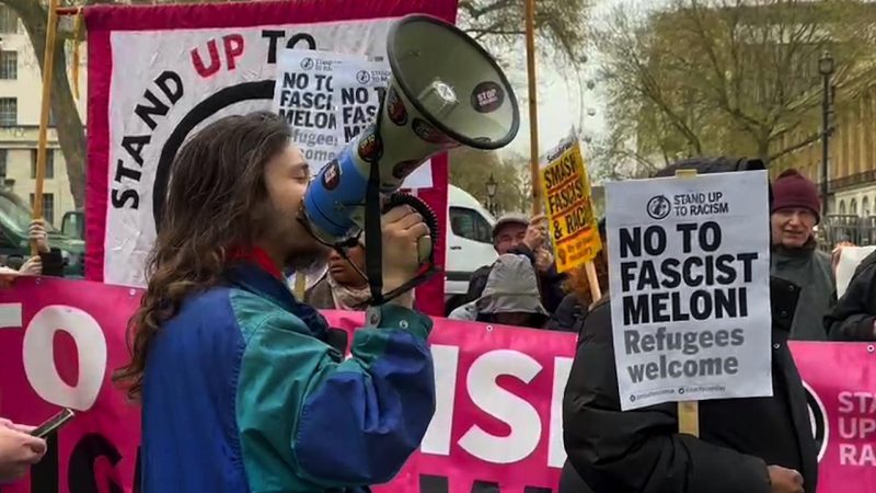 Meloni contestata a Downing Street, Londra: “No to fascist Meloni”