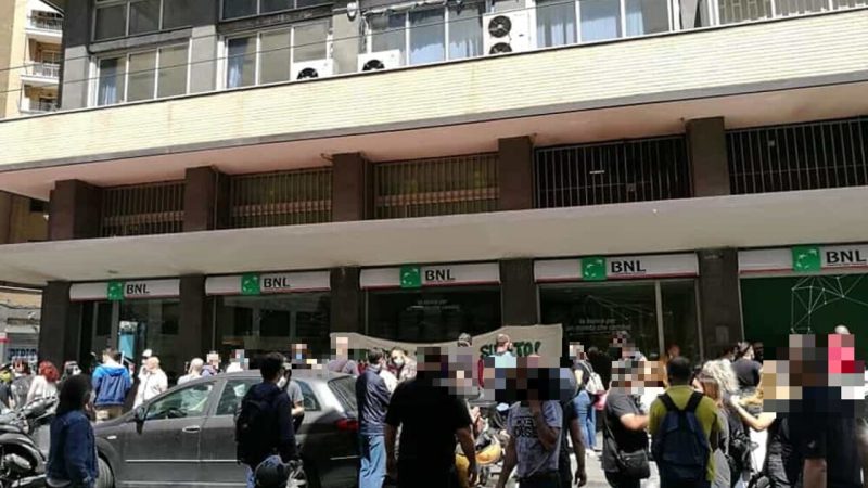Sospeso il Reddito di cittadinanza a 169 mila con un cinico Sms, dura protesta a Napoli davanti alla sede dell’Inps